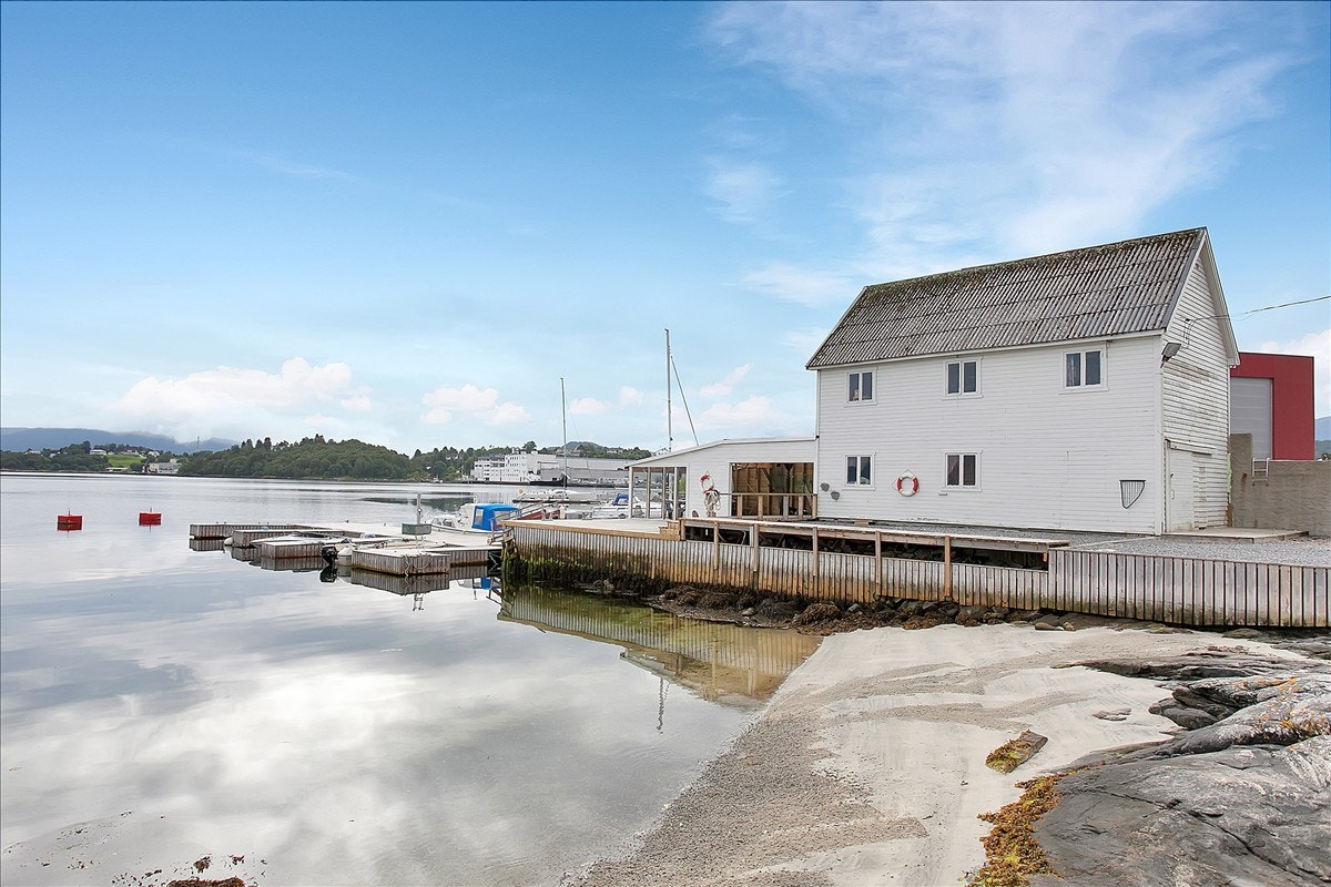 Rorbu/sjøbod og sandstrand Galleribilde