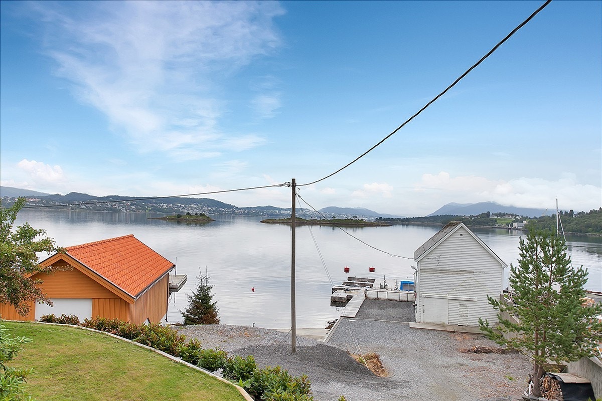 Utsikt mot rorbu/sjøbod Galleribilde