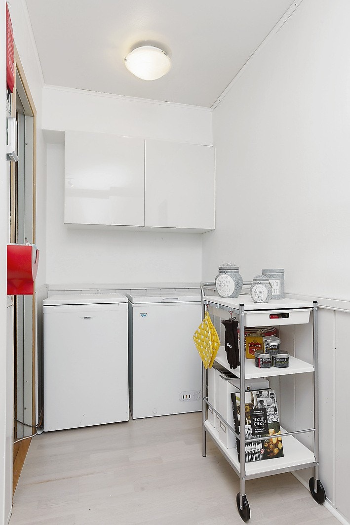 Kjøkken med inngang til romslig bod/kott Galleribilde