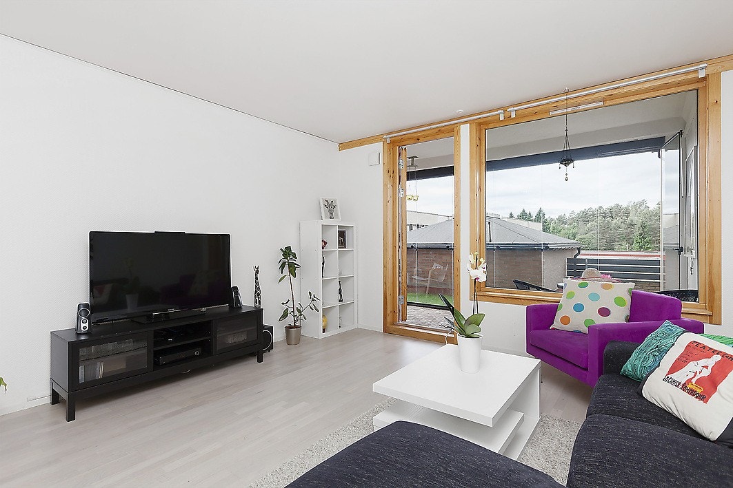 Lys og pen stue med nytt gulv og utgang til balkong/hage Galleribilde