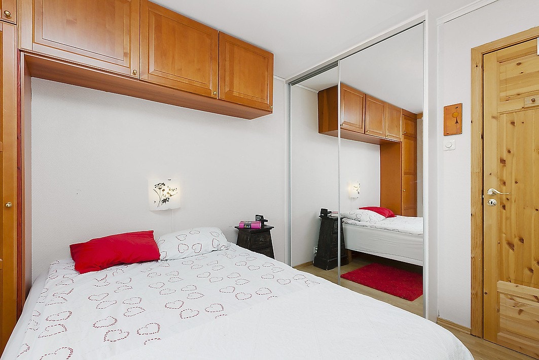 Romslig og lyst soverom med skyvedørsgarderobe og skap Galleribilde