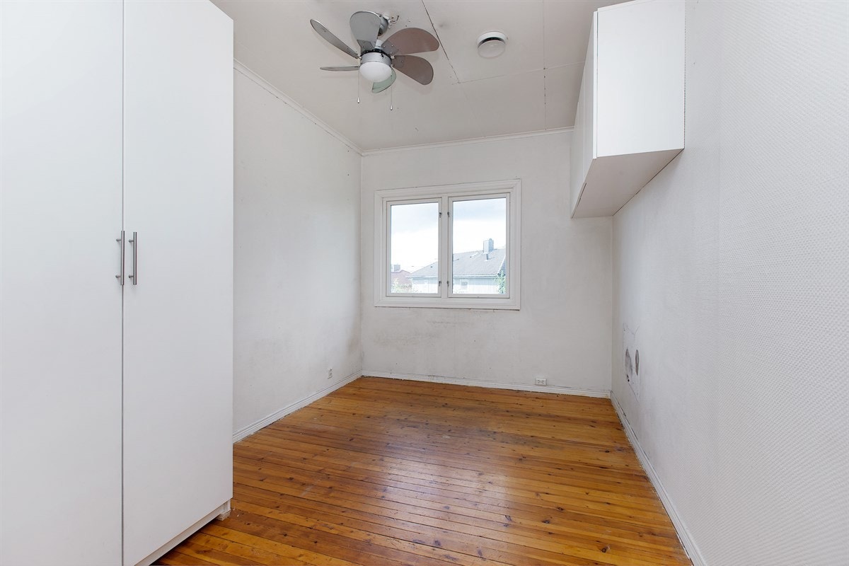 6-roms hovedleilighet: Soverom nr. 3 i 2. etg. med garderobe. Galleribilde