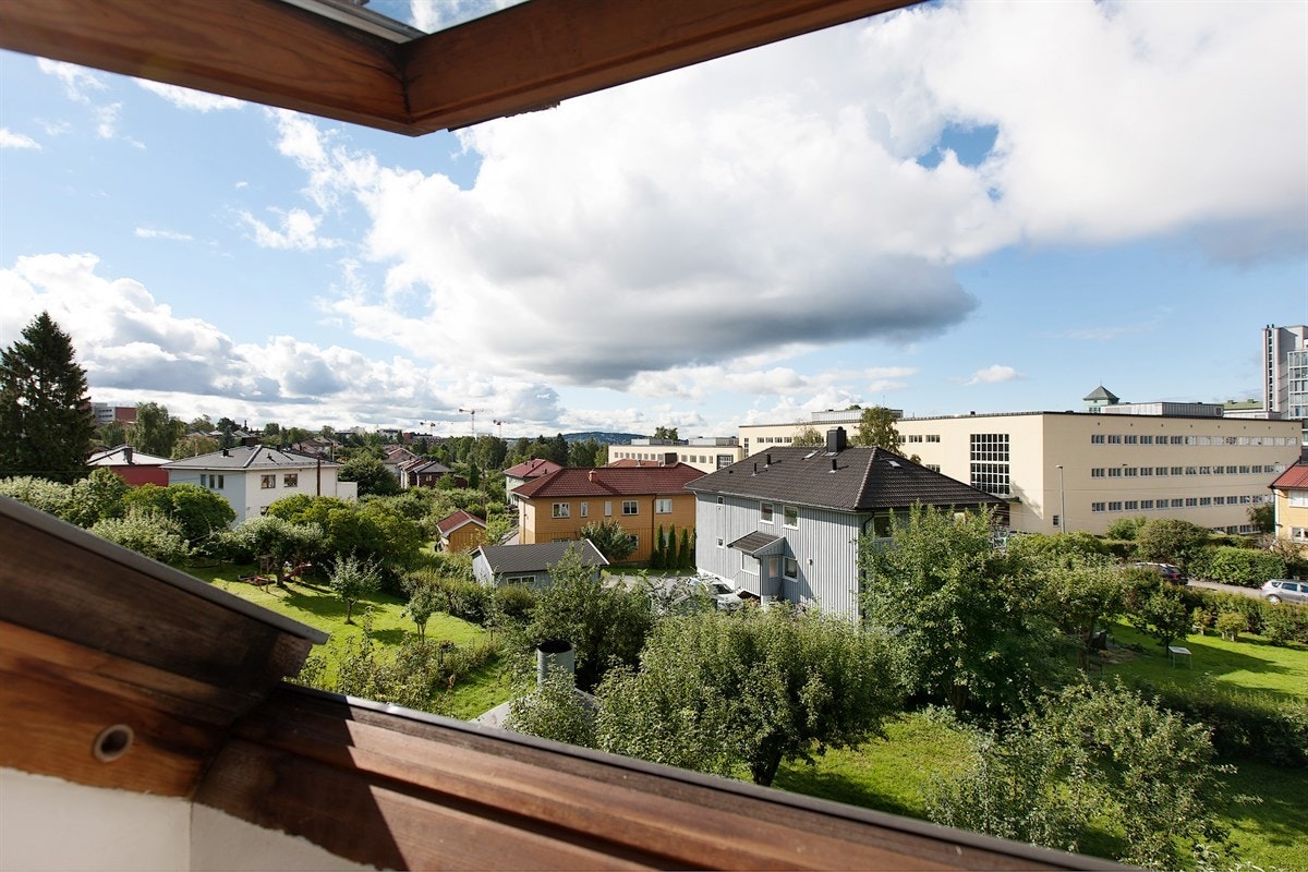 6-roms hovedleilighet: Utsikt fra loftstue/soverom. Galleribilde