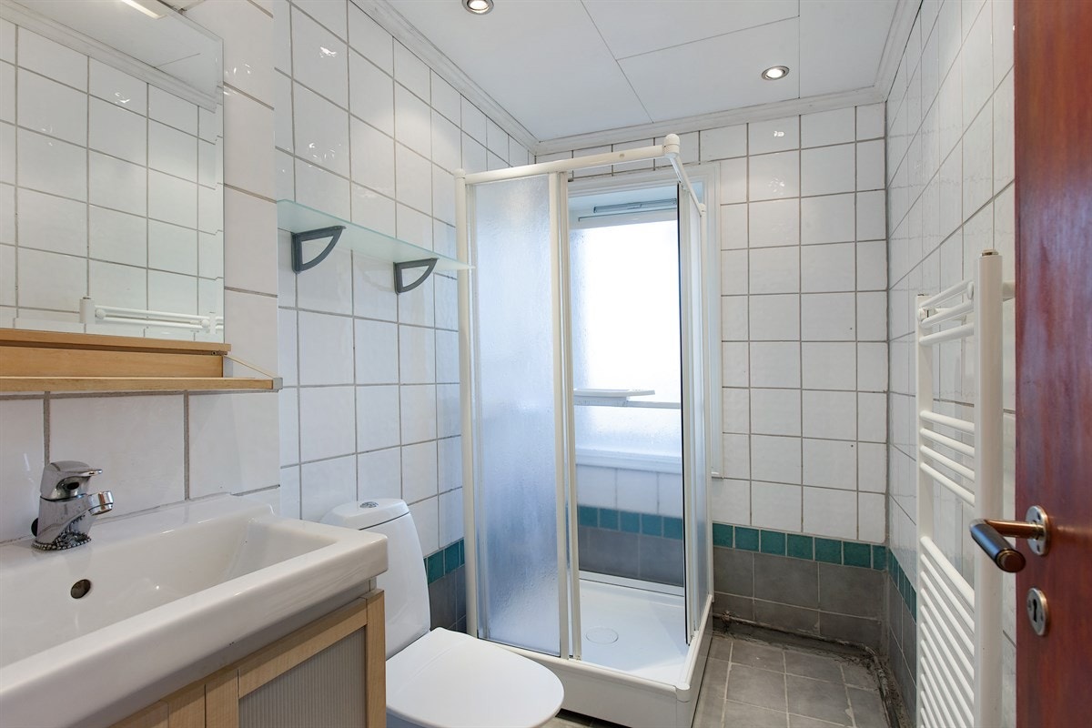 3-roms leilighet i 1 etg.: Flislagt bad med downlights i himling. Galleribilde