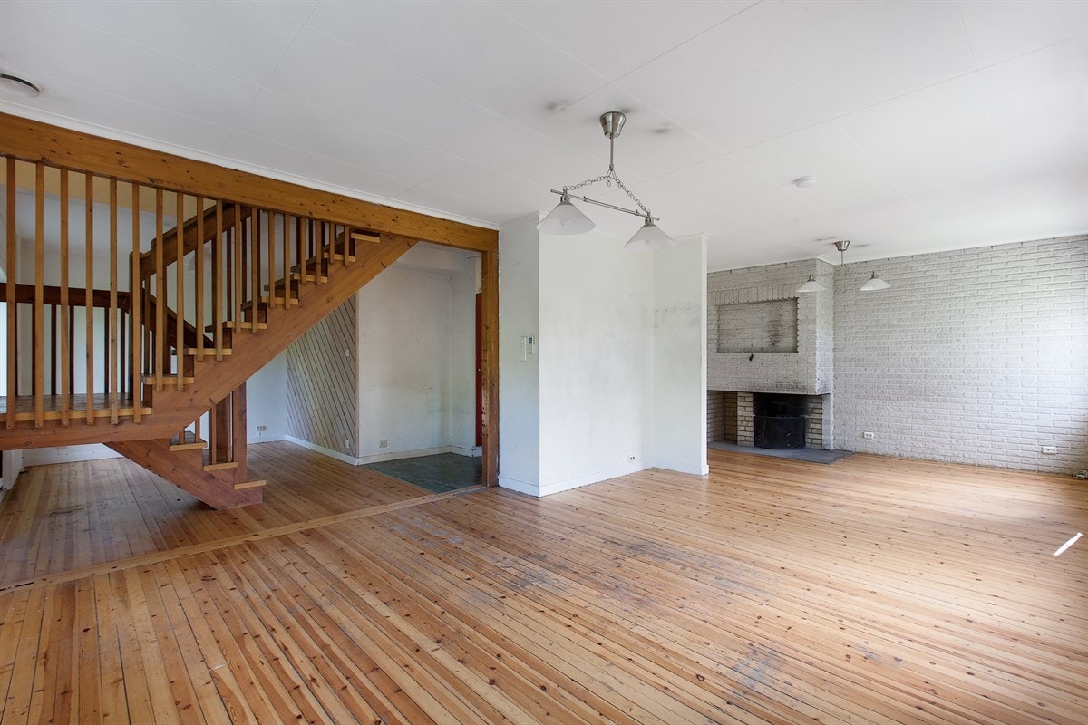 6-roms hovedleilighet 1 etg.: Stue med peis, originalt tregulv. Galleribilde