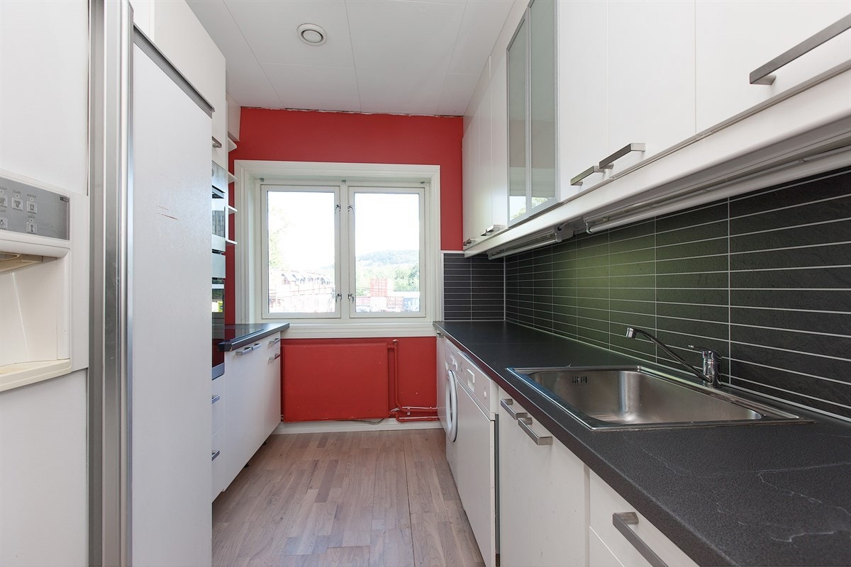 3-roms leilighet i 2 etg.: Nyere kjøkken med integrerte hvitevarer som stekeovn, Induksjonstopp og mikro fra 2012. Opplegg for vaskemaskin og oppvaskmaskin. Galleribilde