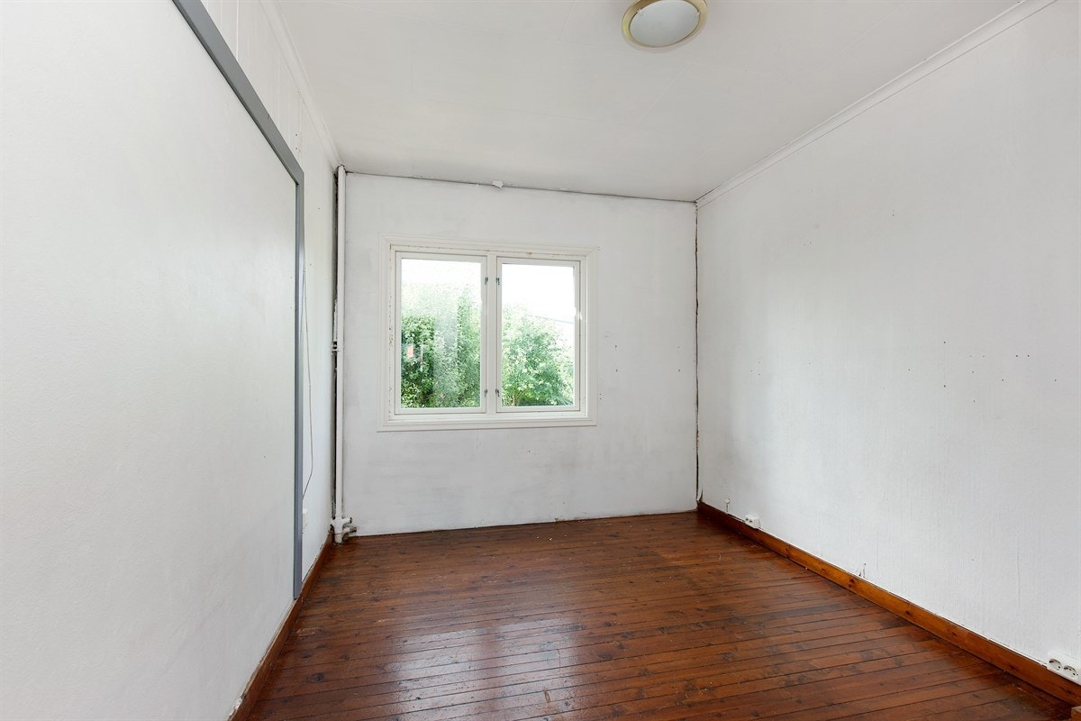 3-roms leilighet i 1 etg.: Soverom 1 med integrert garderobe. Galleribilde