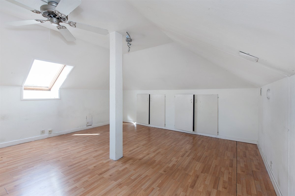 6-roms hovedleilighet: Loftstue/soverom med lagringsrom. Galleribilde