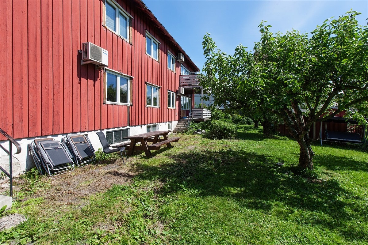 1259 kvm. Tomten er flat og inngjerdet, opparbeidet og beplantet med plener, prydbusker og frukttrær som eple, pære og plomme, samt rips- og solbærbusk. Lysthus med grue i hagen. Galleribilde