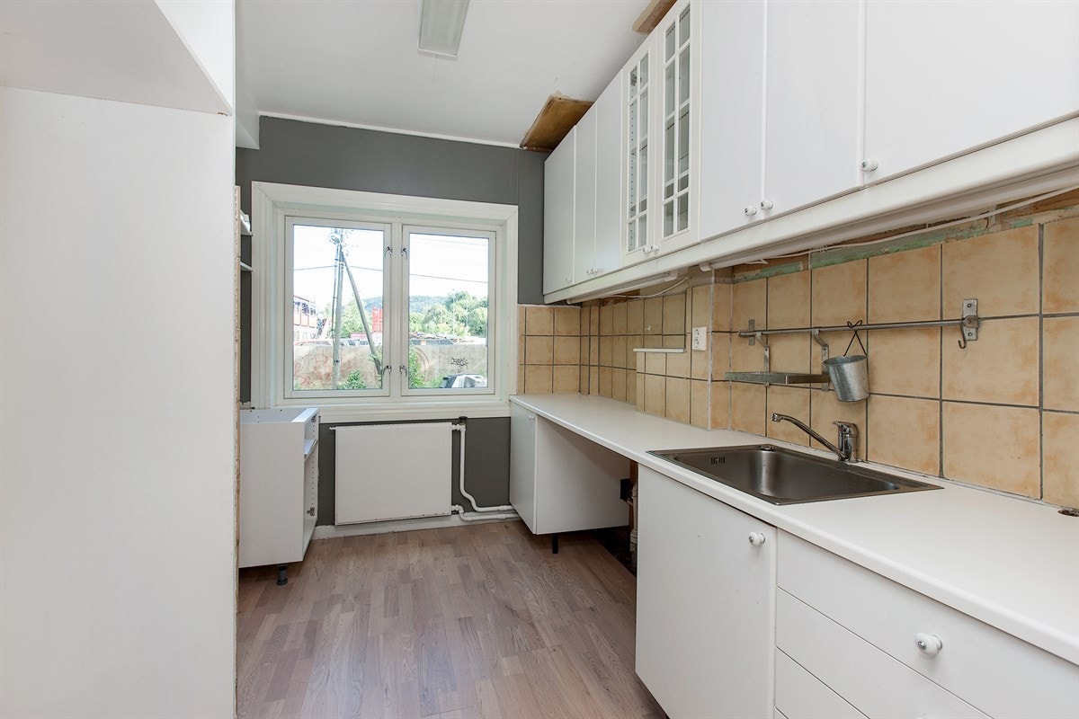 3-roms leilighet i 1 etg.: Kjøkken med opplegg for vaskemaskin og oppvaskmaskin. Galleribilde