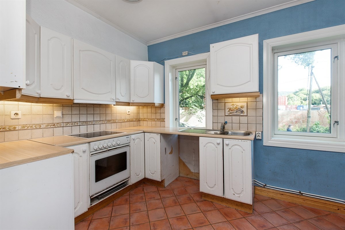 6-roms hovedleilighet 1 etg.: Kjøkken med integrert komfyr og platetopp, ventilator med avtrekk ut, fliser over benk og opplegg for oppvaskmaskin. Galleribilde