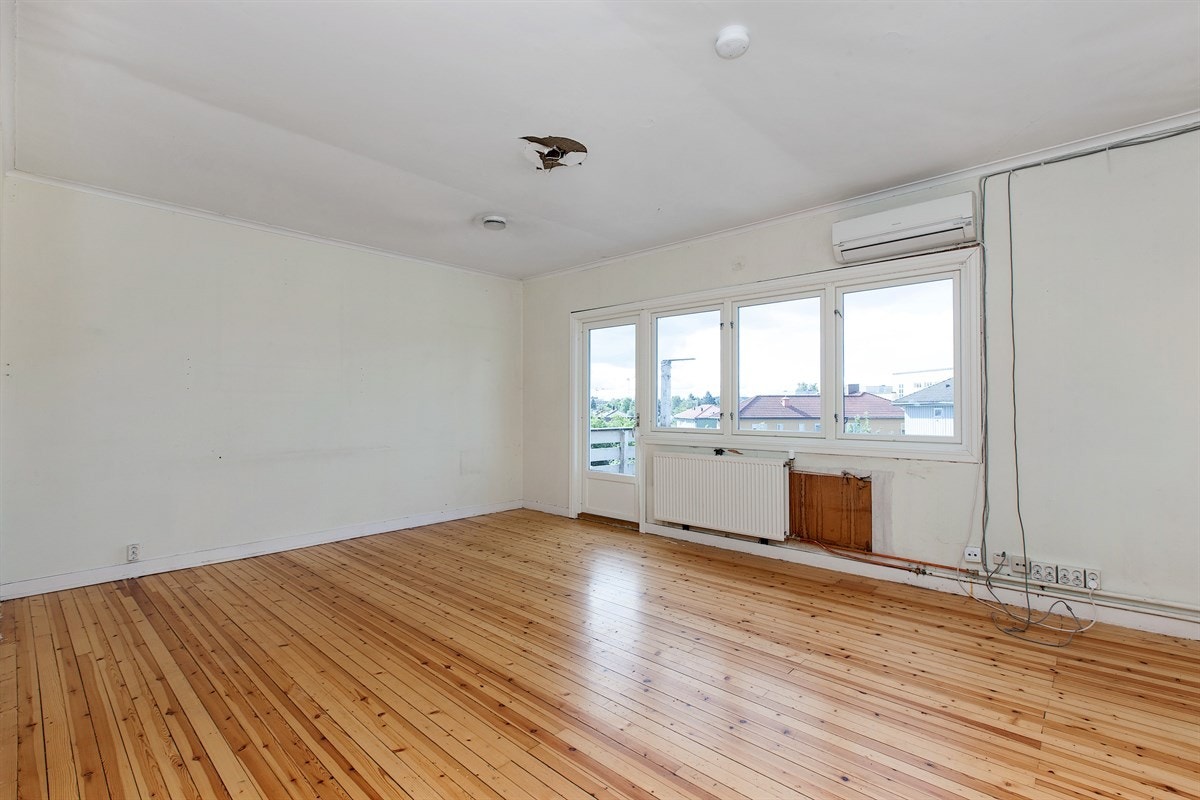 3-roms leilighet i 2 etg.: Stue med utgang til solrik balkong. Galleribilde