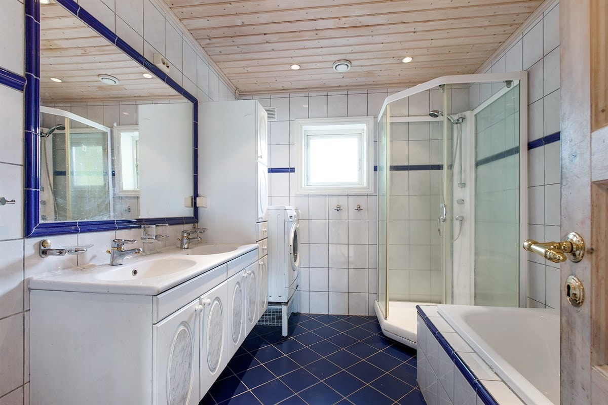 6-roms hovedleilighet: Flislagt baderom i 2. etg. med varmekabler og downlights i himling, samt opplegg for vaskemaskin. Galleribilde