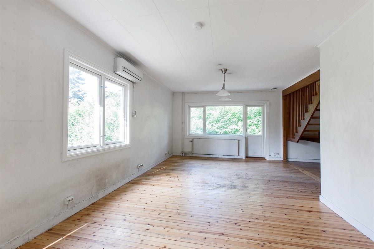 6-roms hovedleilighet 1 etg.: Stue med utgang til solrik treterrasse på ca.15 kvm. Galleribilde