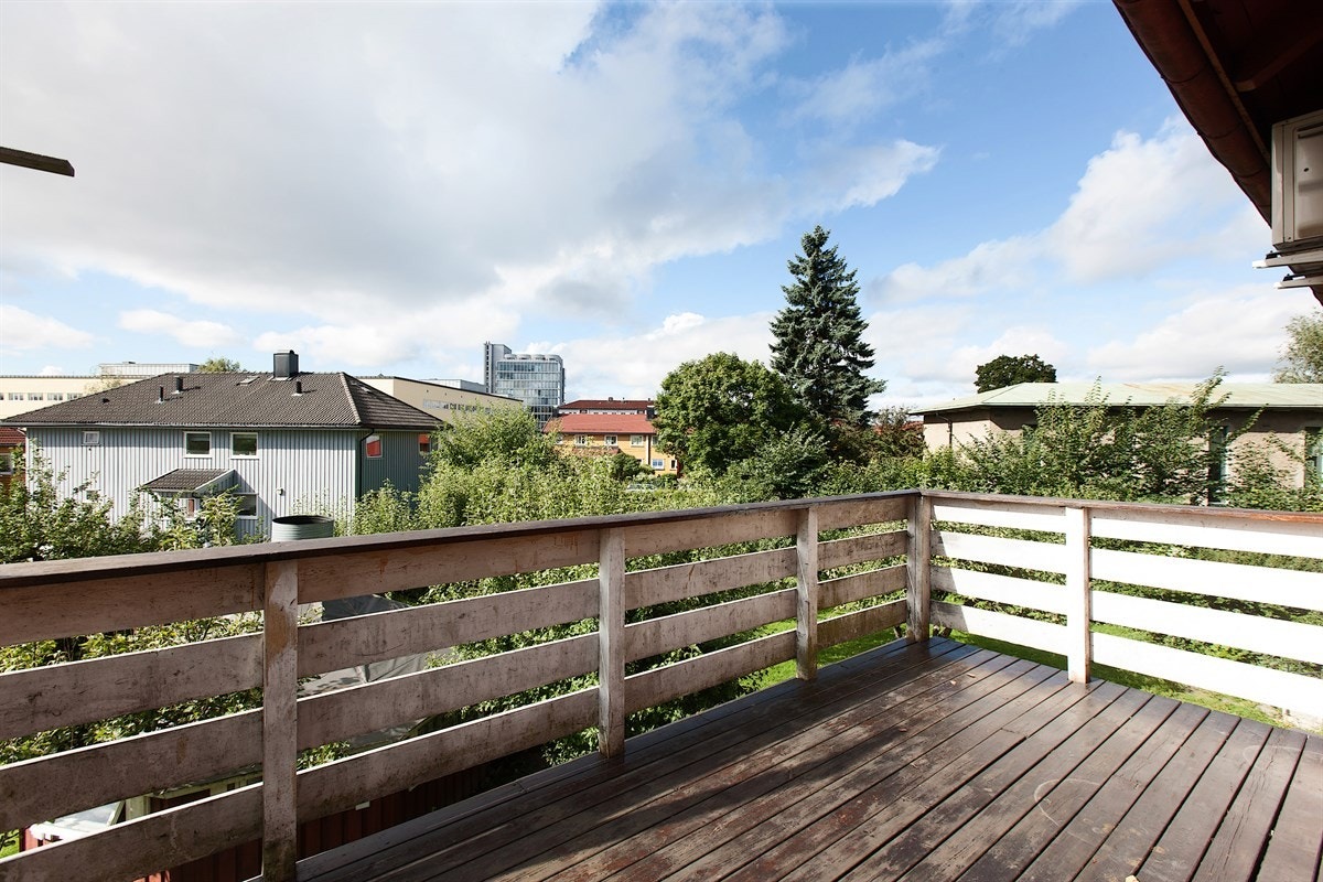 3-roms leilighet i 2 etg.: Solrik balkong på 8 kvm. Galleribilde