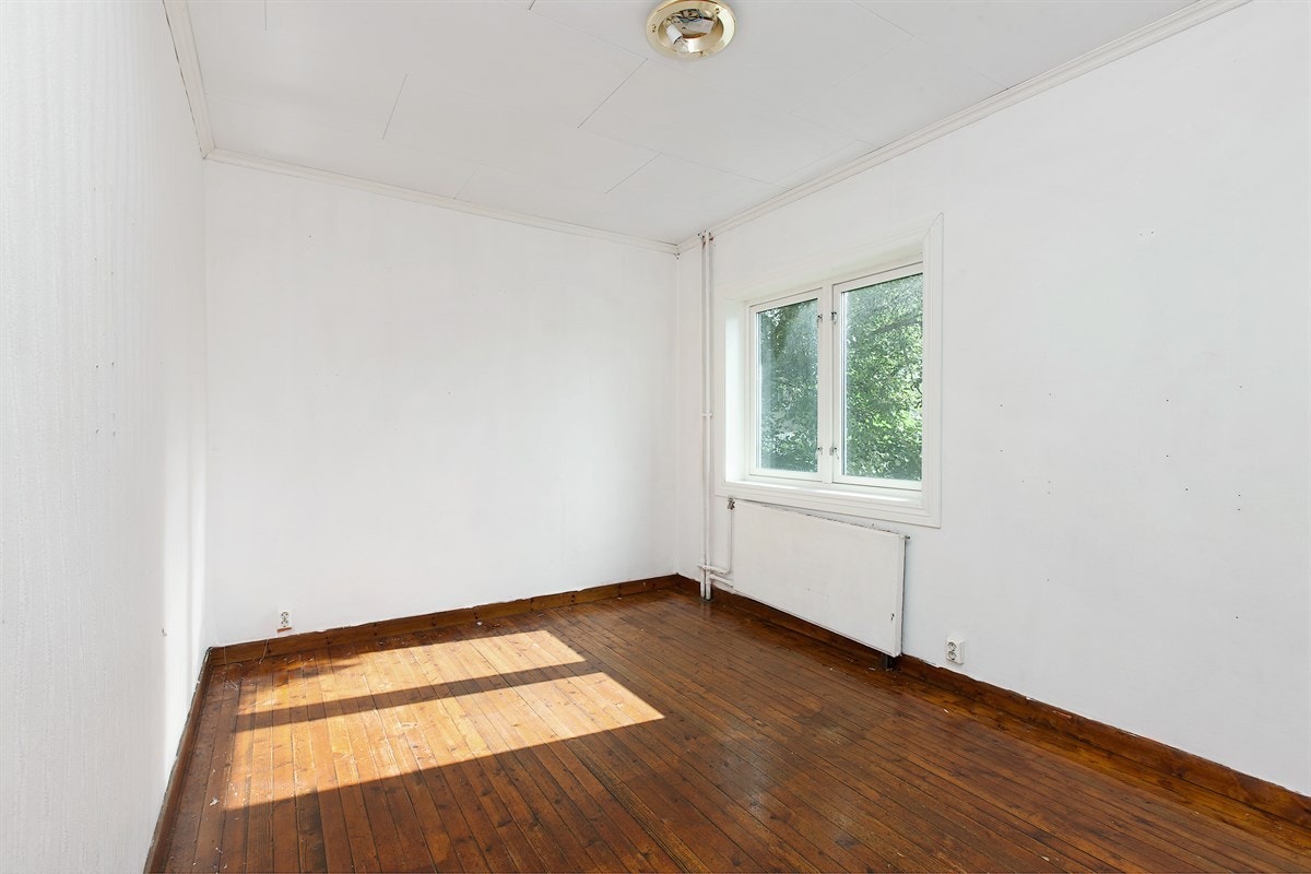 3-roms leilighet i 1 etg.: Soverom 2 med integrert garderobe. Galleribilde