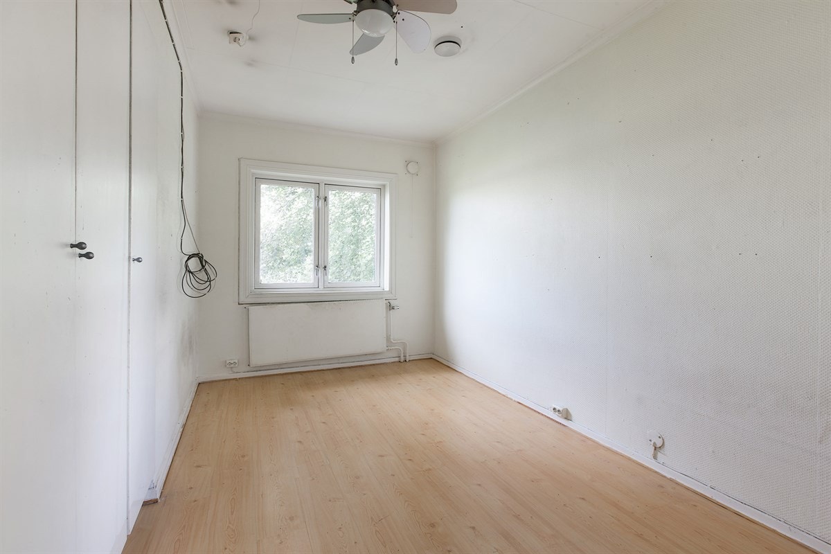 6-roms hovedleilighet: Soverom nr. 2 i 2. etg. med integrert garderobe. Galleribilde