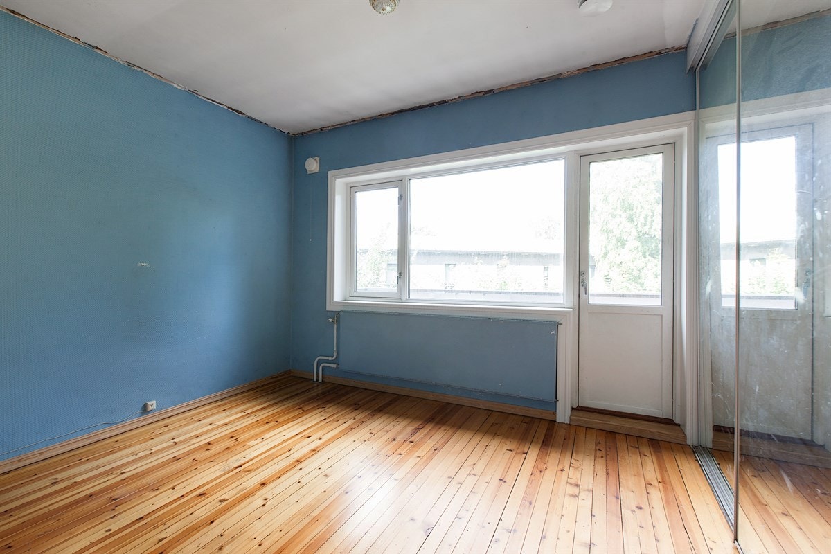 6-roms hovedleilighet: Soverom nr 1 i 2. etg. med utgang til balkong og skyvedørsgarderobe. Galleribilde