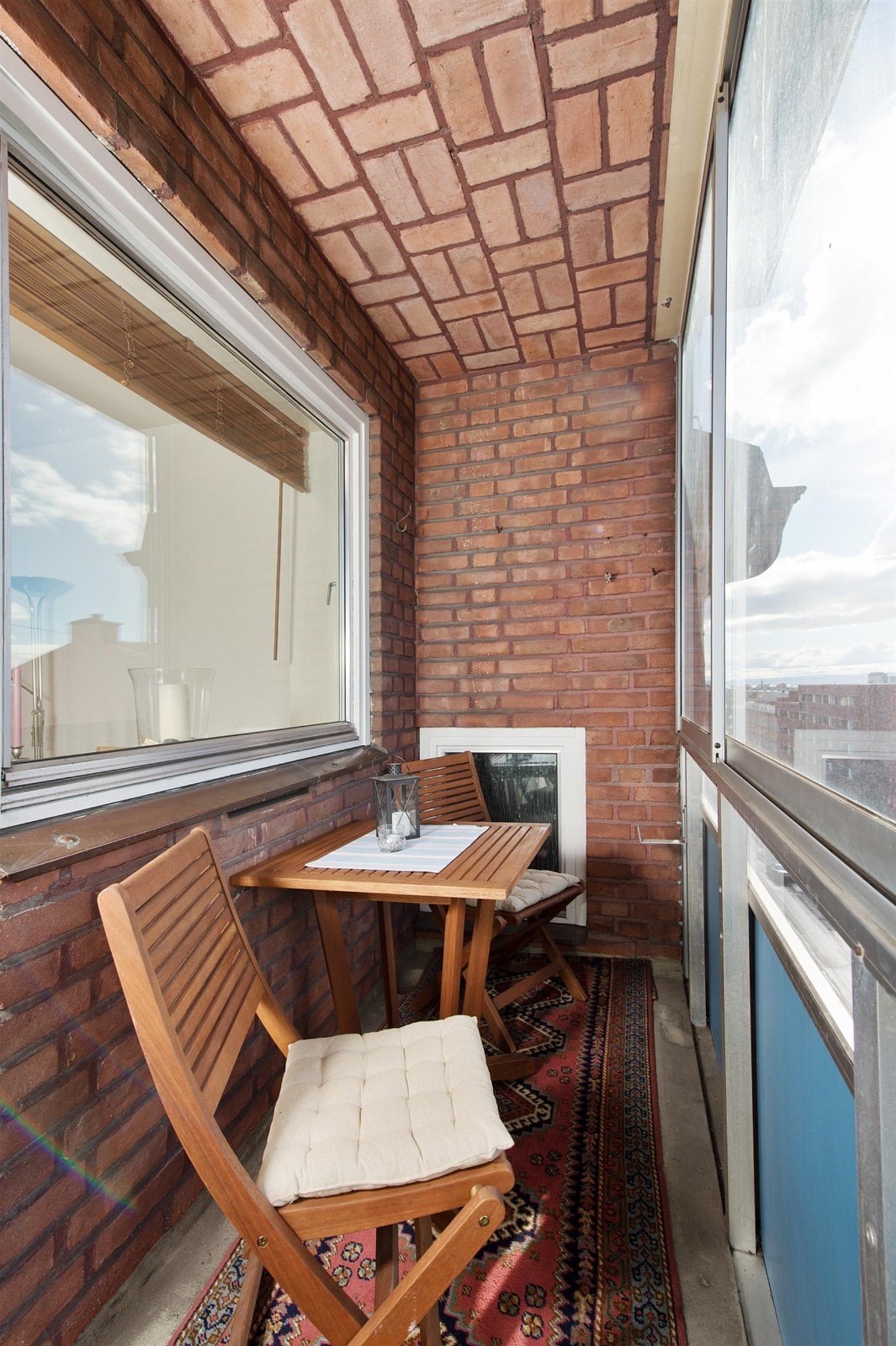 Hyggelig innglasset balkong med kveldssol Galleribilde