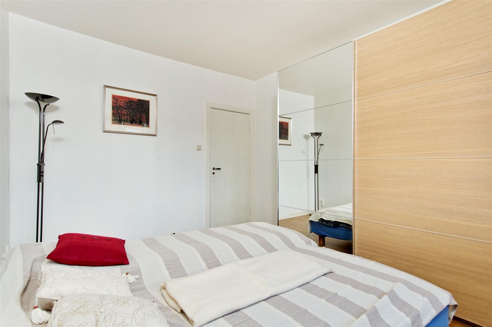 Romslig og lyst soverom med garderobeløsning Galleribilde