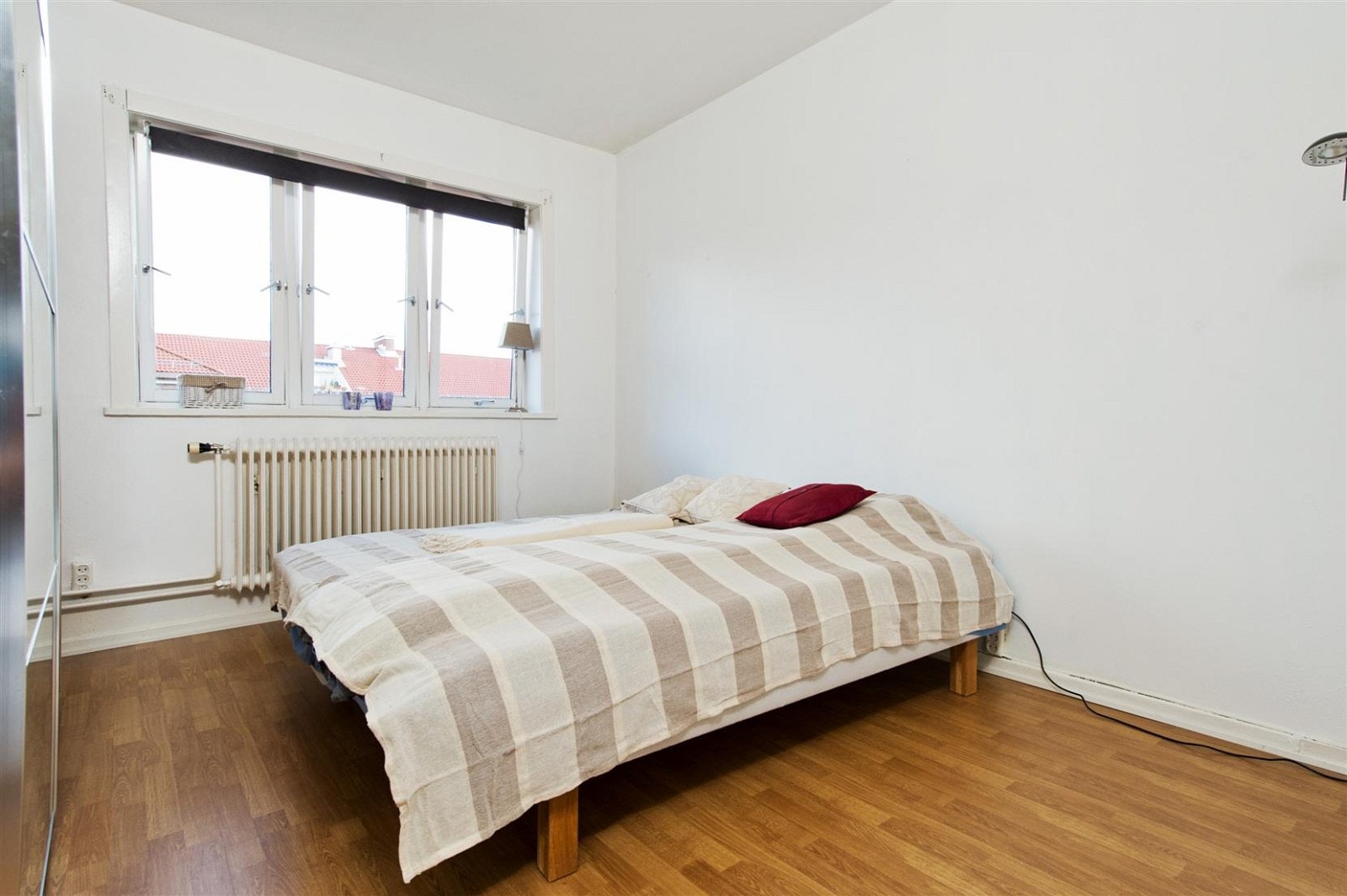 Soverom vendt mot rolig bakgård Galleribilde