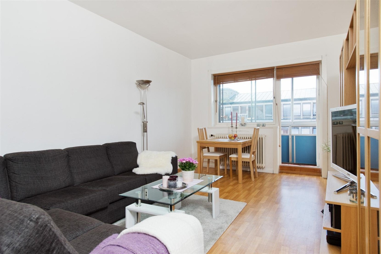 Stue med store vindusflater som gir godt med lys. Galleribilde