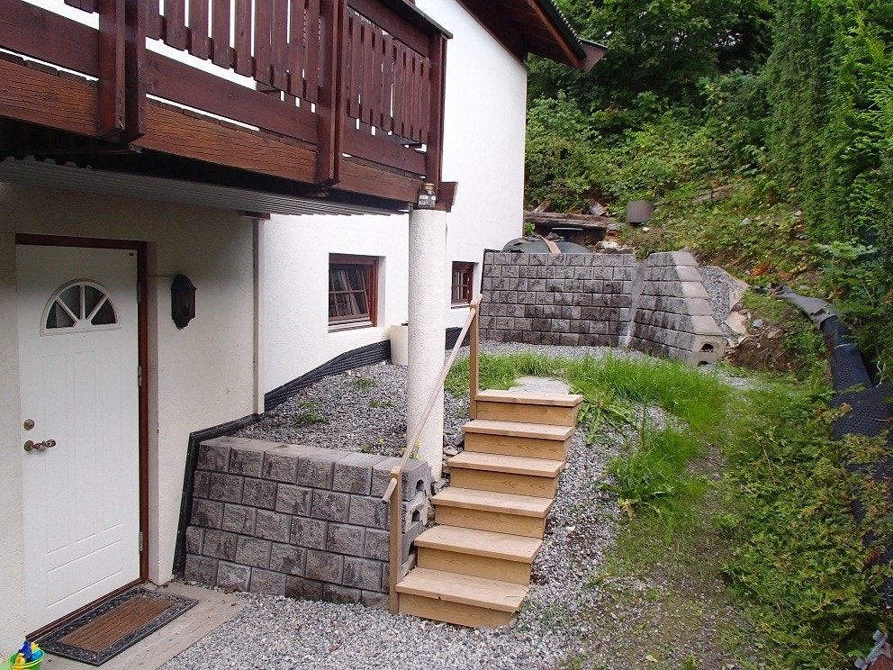 Inngang og egen uteplass mot sydvest Galleribilde