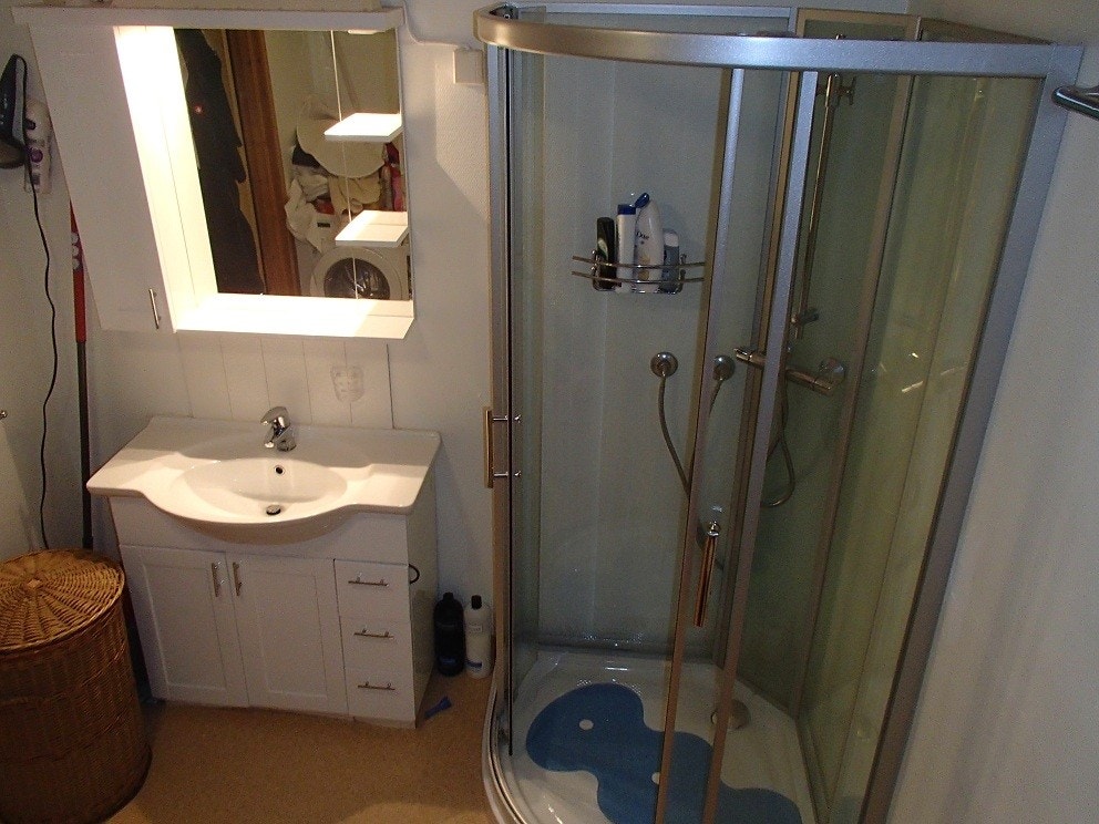 Bad (med plass til vaskemaskin) Galleribilde