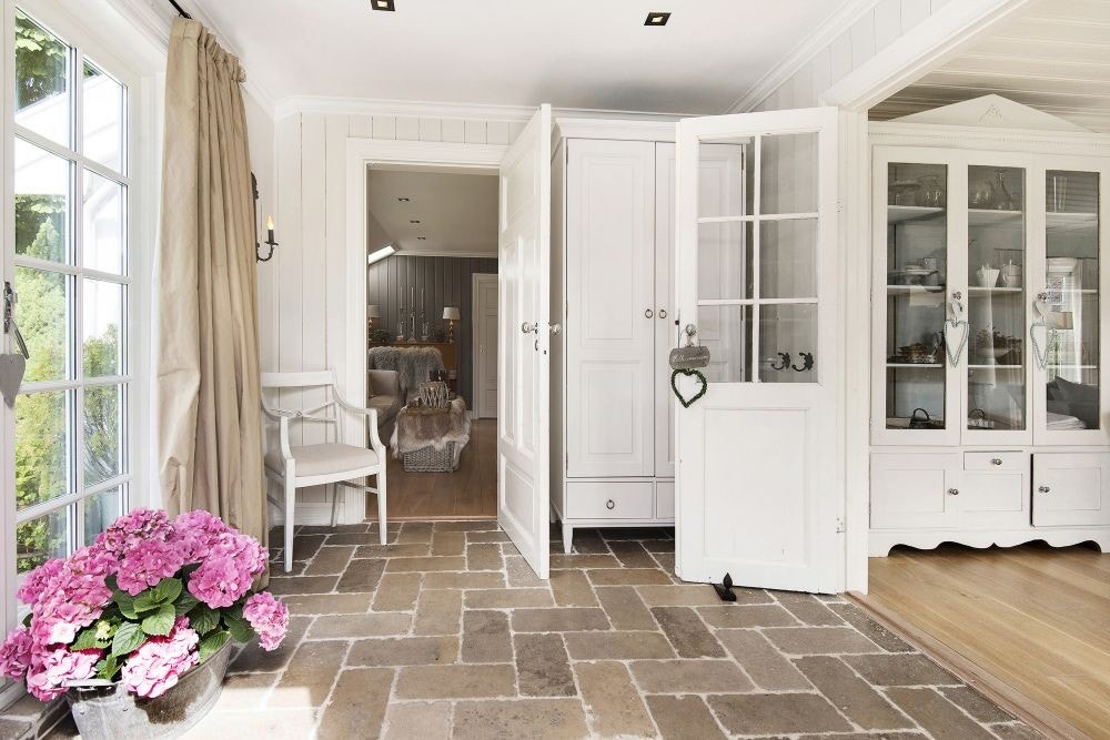 Romslig, lys hall med dobbel dør til stue og til terrasse Galleribilde