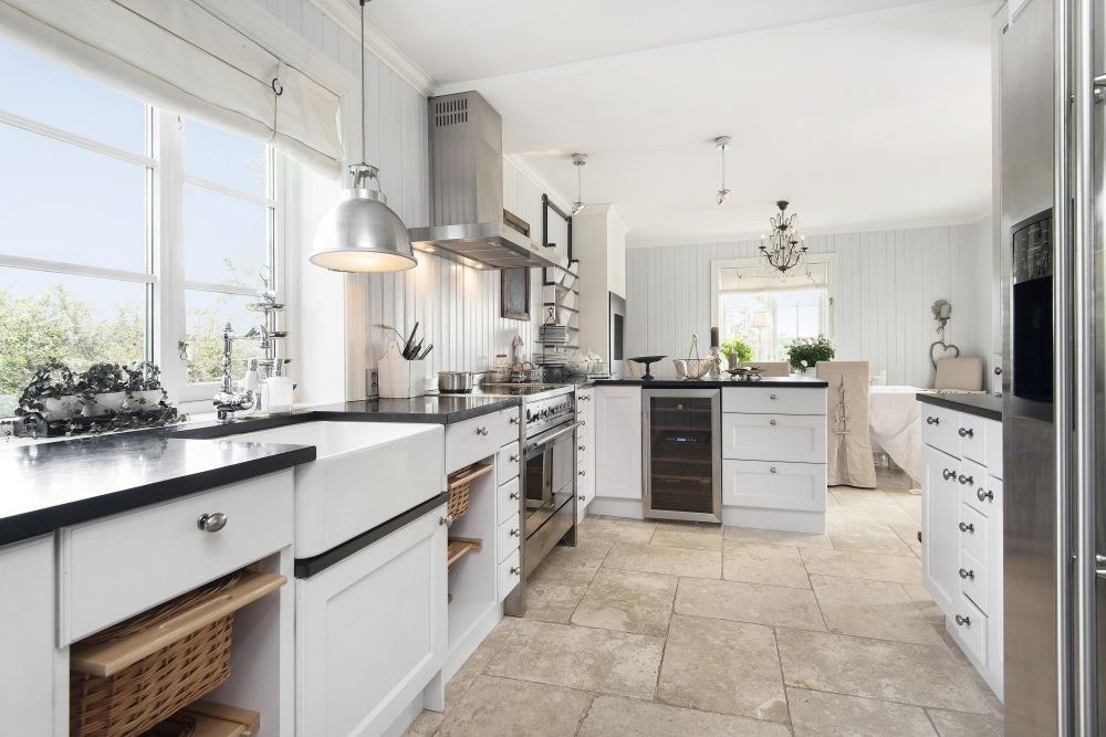 Flott kjøkken - masse benke- og skap-plass Galleribilde