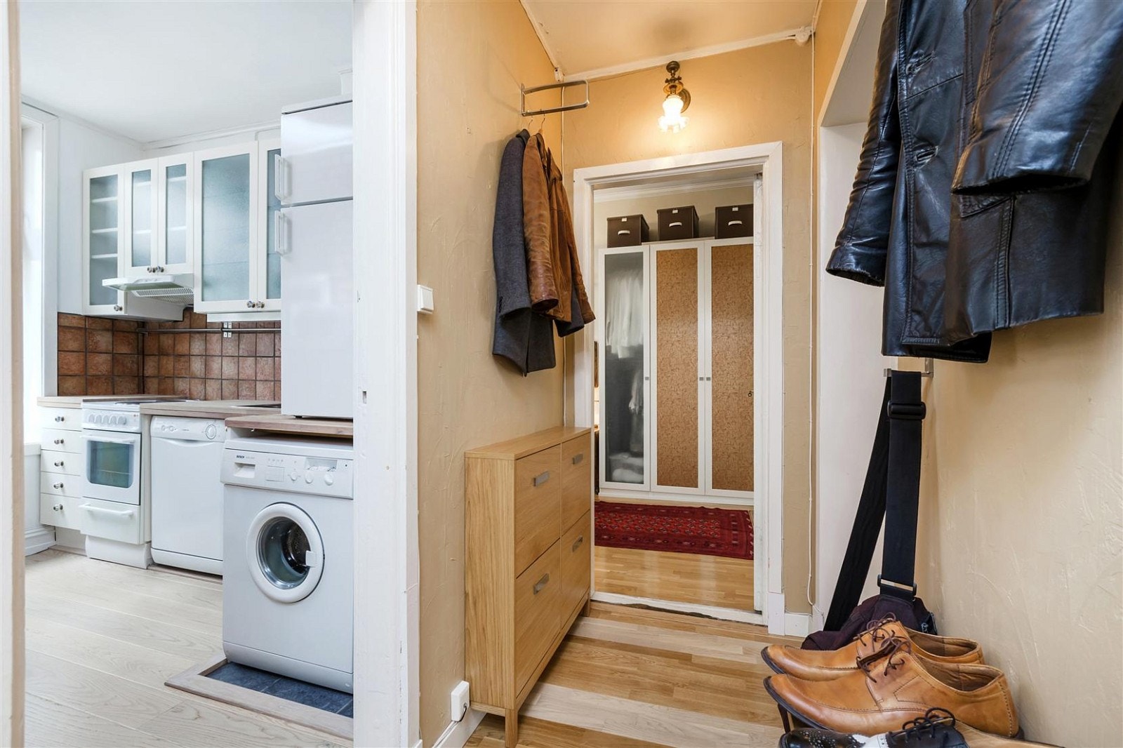 Inngang til kjøkken fra gang. Soverom rett frem. Galleribilde
