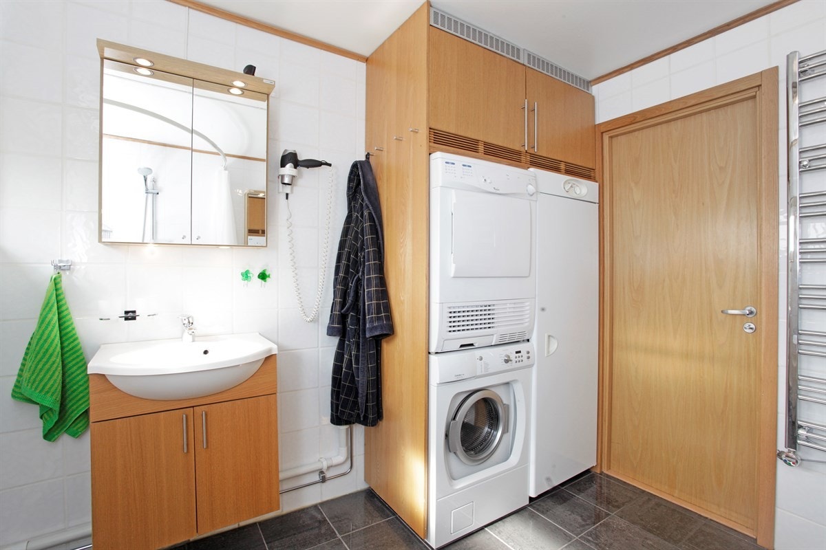 Praktisk vaskesøyle med skapplass. Galleribilde