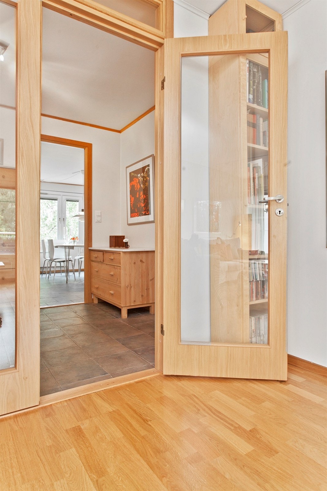 Lyst og åpent mellom kjk., entré og stue Galleribilde