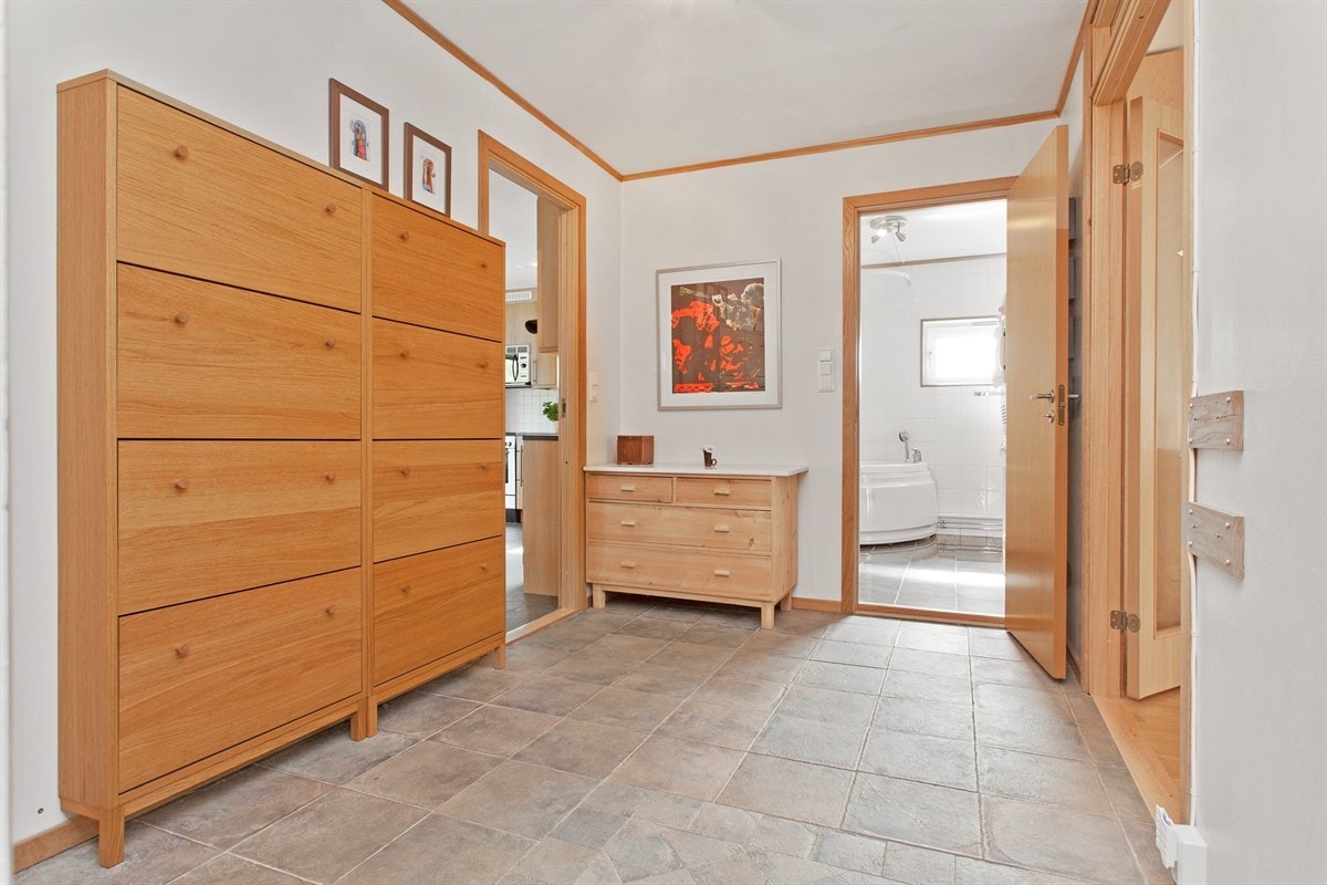 Lys og pen flislagt entré Galleribilde