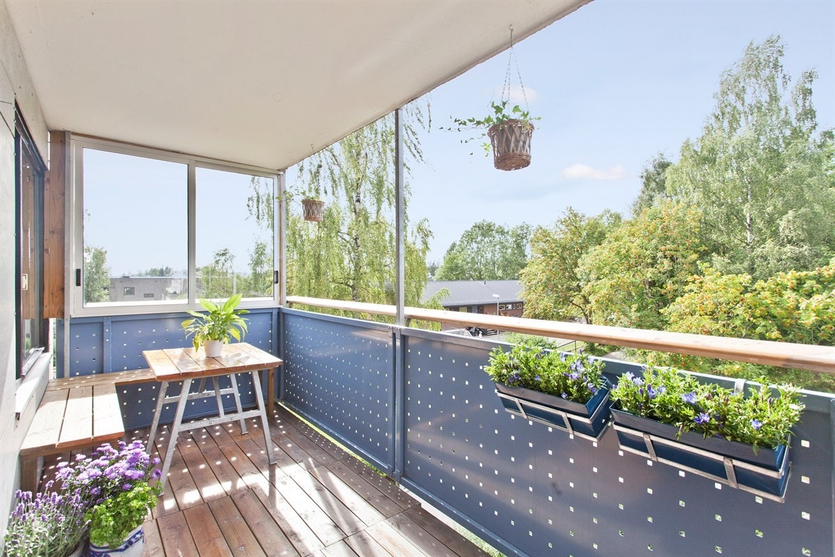 Usjenert skjermet balkong vendt mot grøntområde Galleribilde