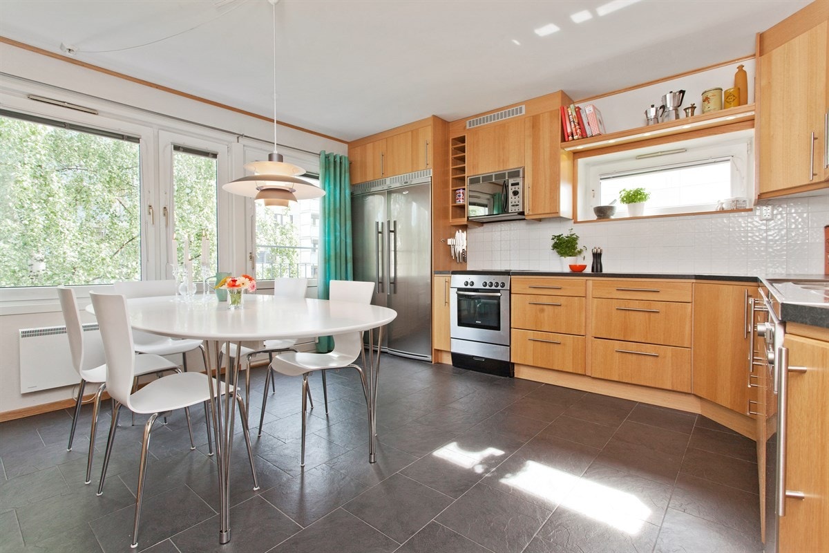 Lyst og pent kjk. m/store vindusflater Galleribilde