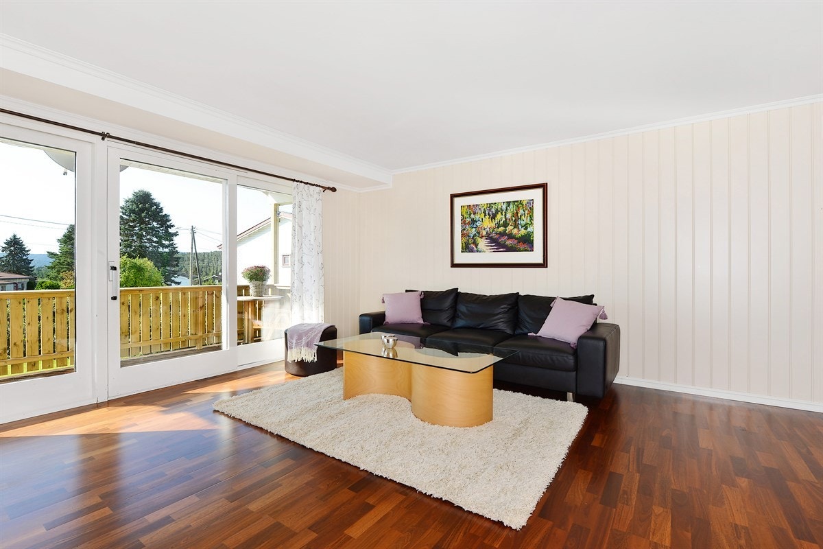 Stue i 1 etg. med utgang til terrasse og hage. Galleribilde