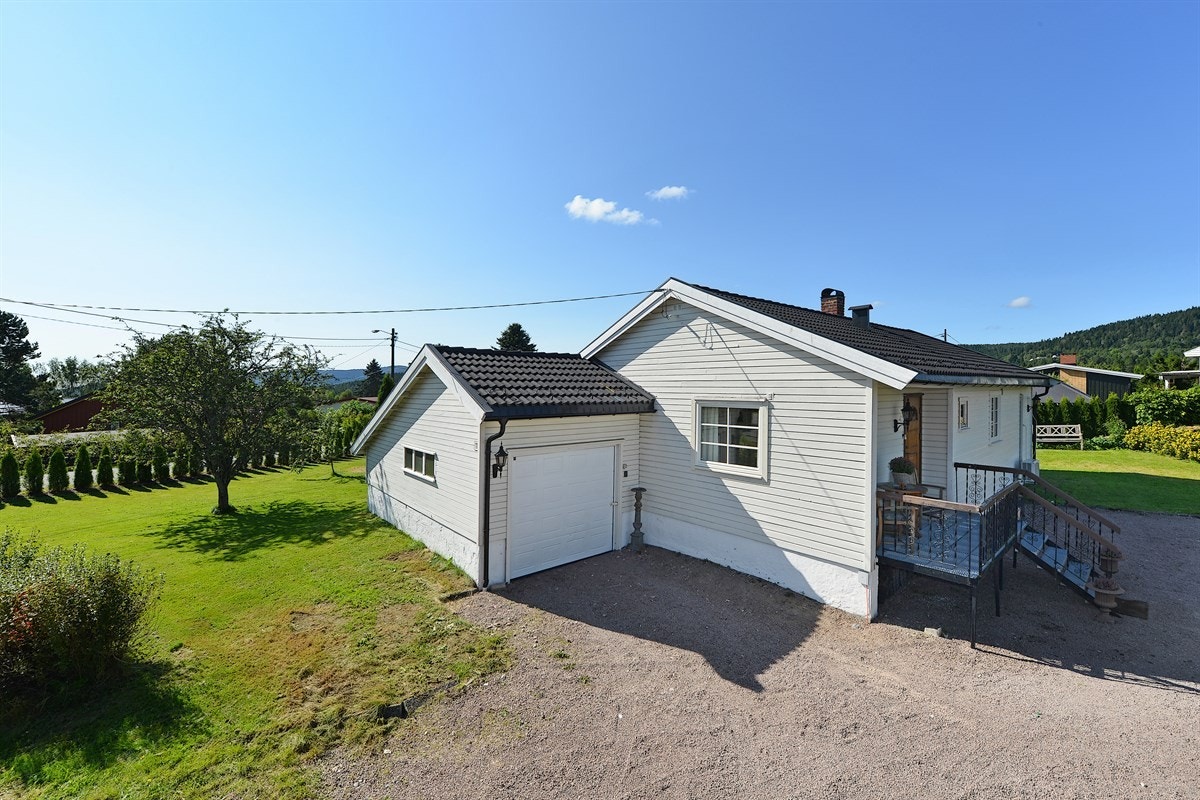 Fasade og garasje Galleribilde