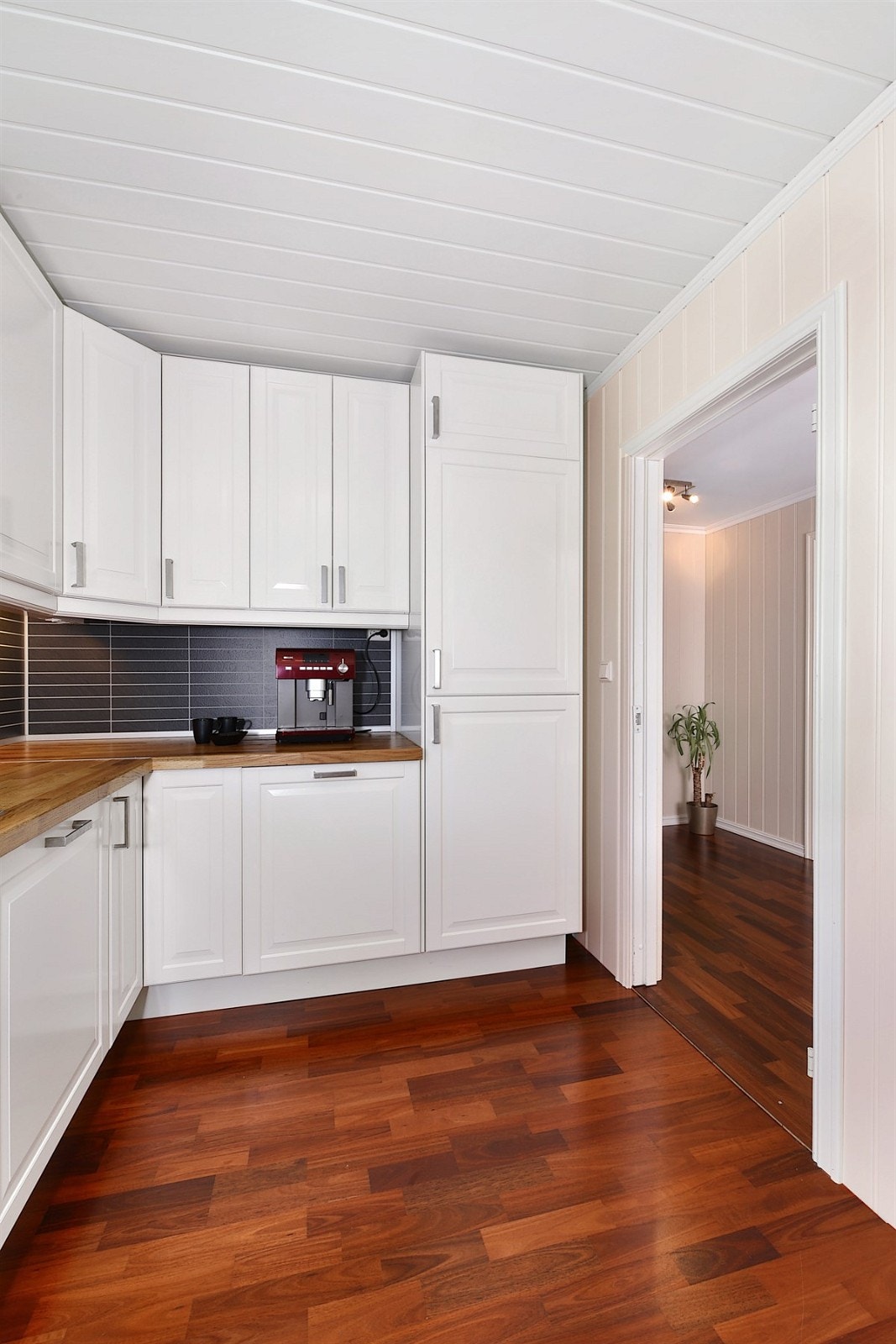 Kjøkken i 1.etg. med integrerte hvitevarer. Galleribilde