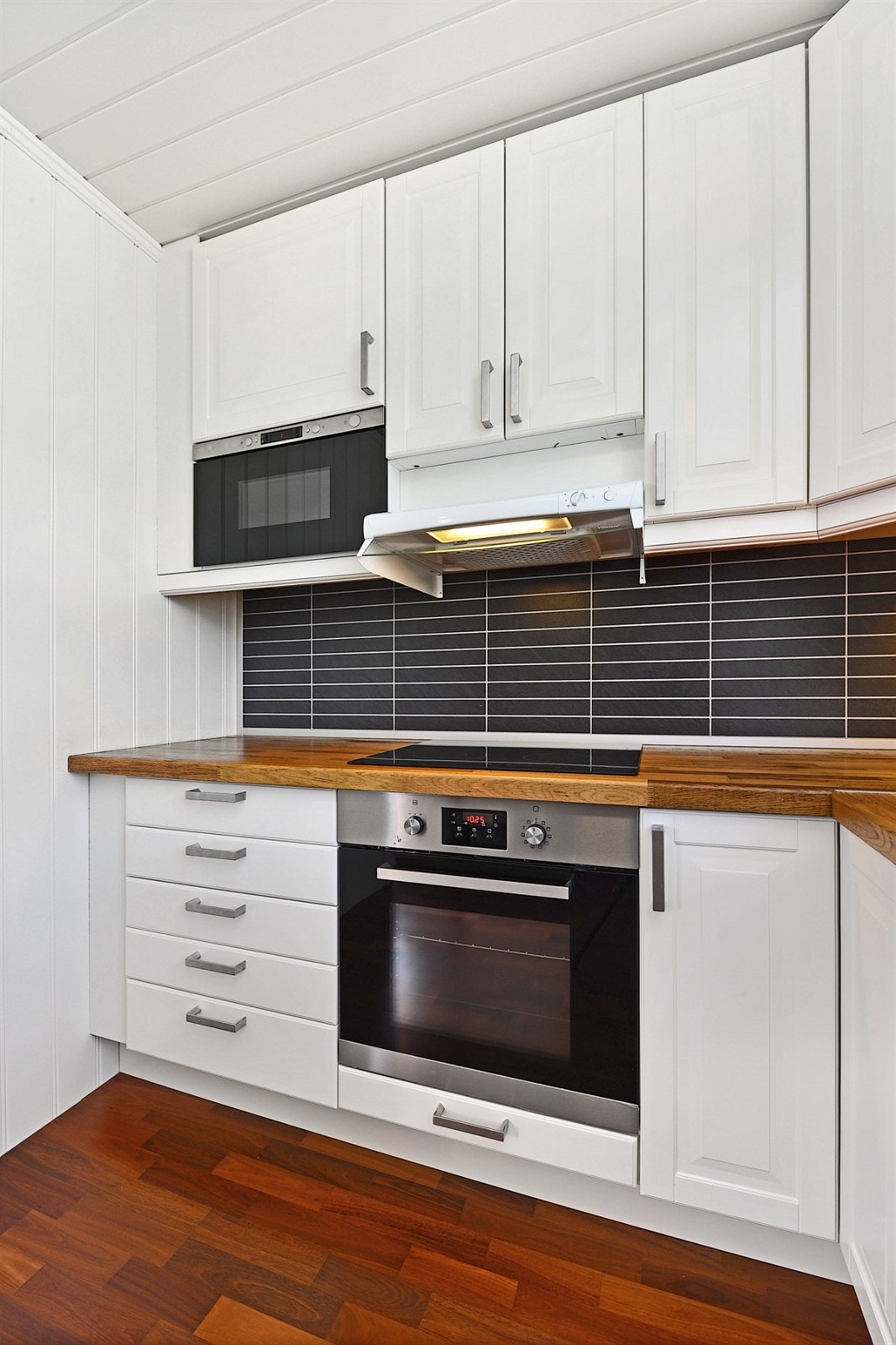 Kjøkken i 1.etg. med integrerte hvitevarer. Galleribilde