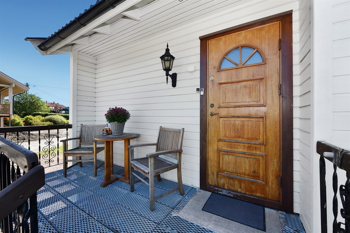 Inngangsparti og terrasse. Galleribilde