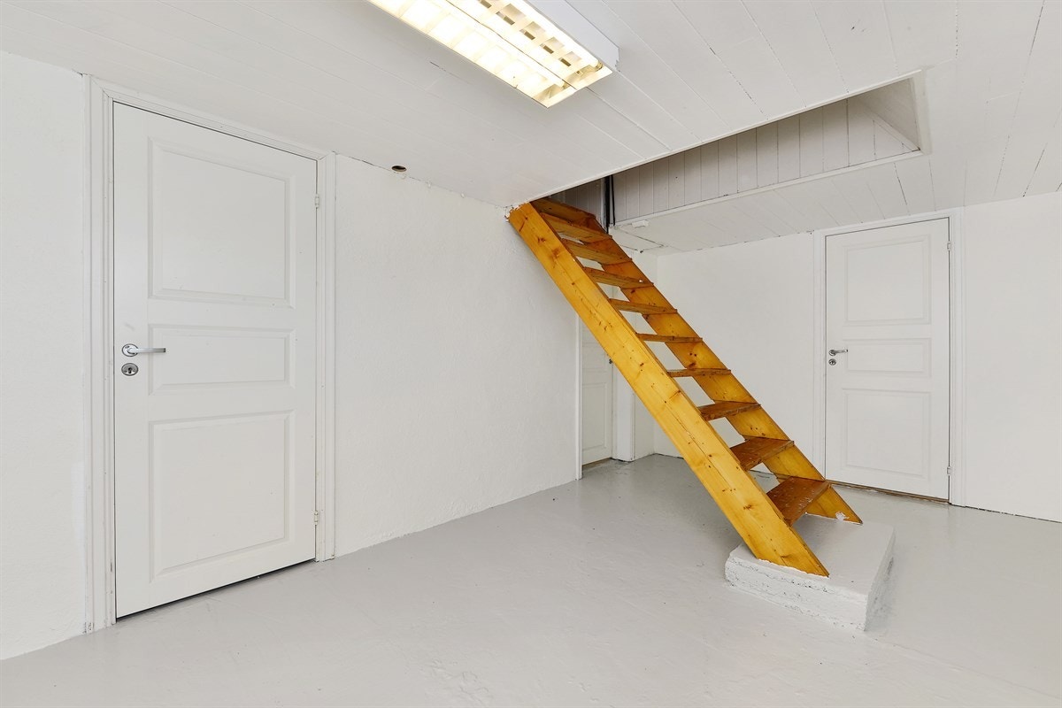 Trapp fra 1.etg. og ned til underetasjen Galleribilde