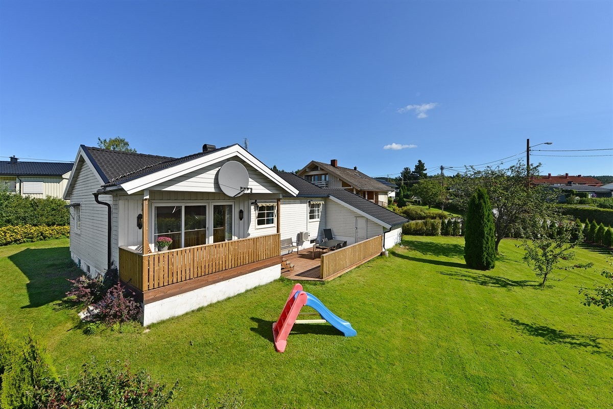 Fasade og stor opparbeidet hage Galleribilde