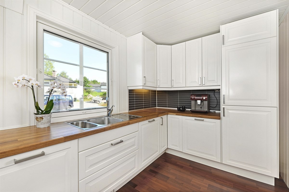 Kjøkken i 1.etg. med integrerte hvitevarer. Galleribilde