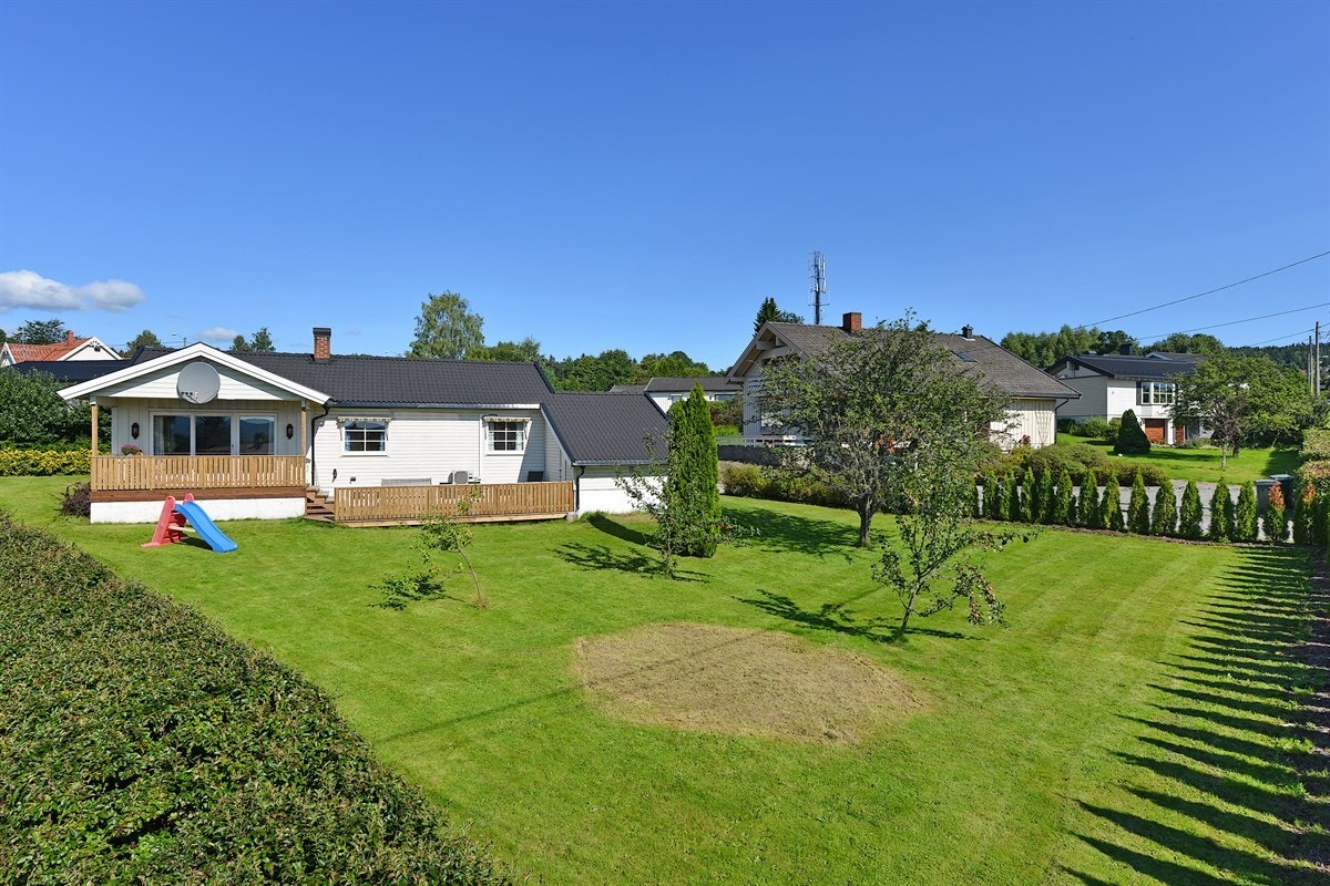 Fasade og stor opparbeidet hage Galleribilde