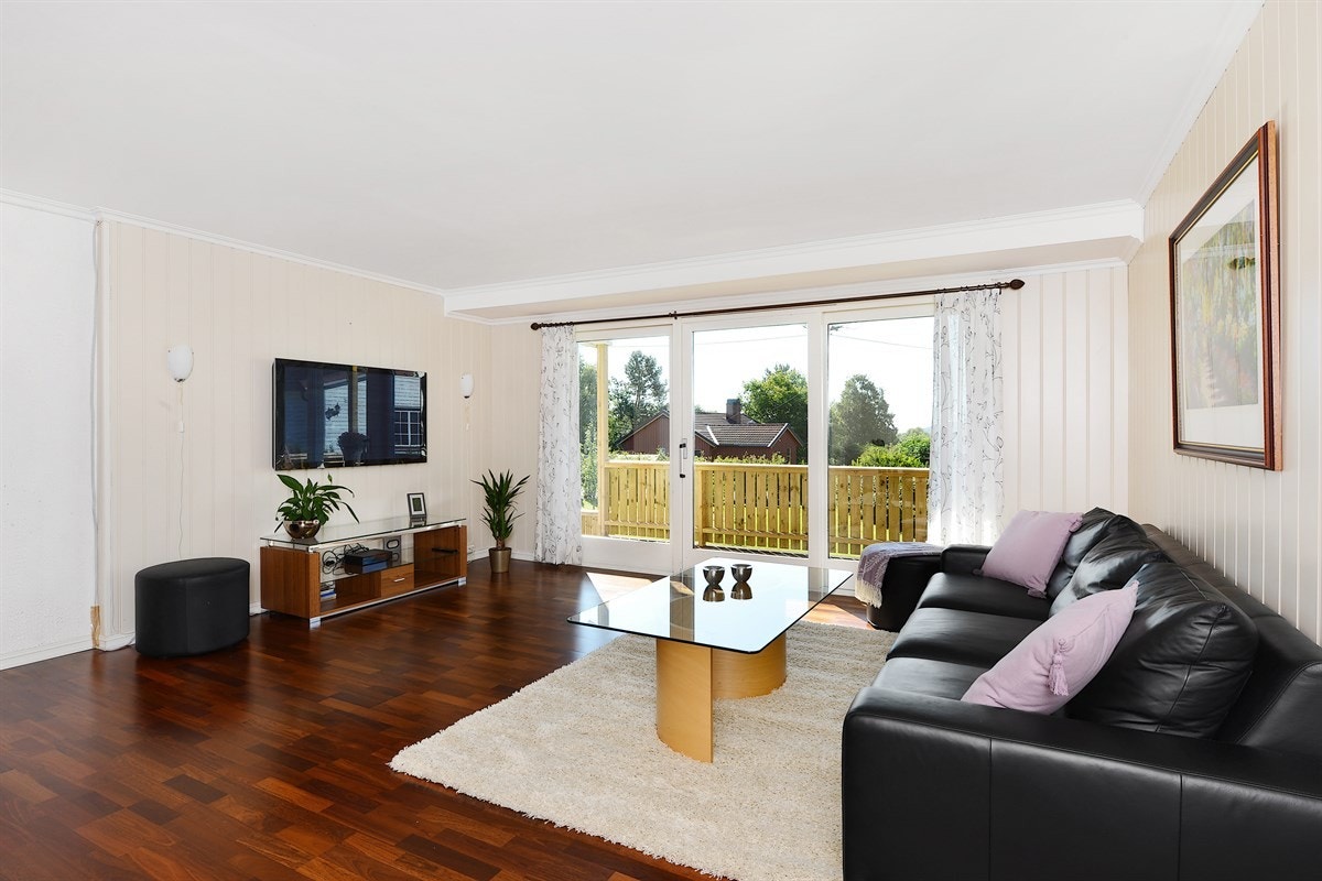 Stue i 1 etg. med utgang til terrasse og hage. Galleribilde