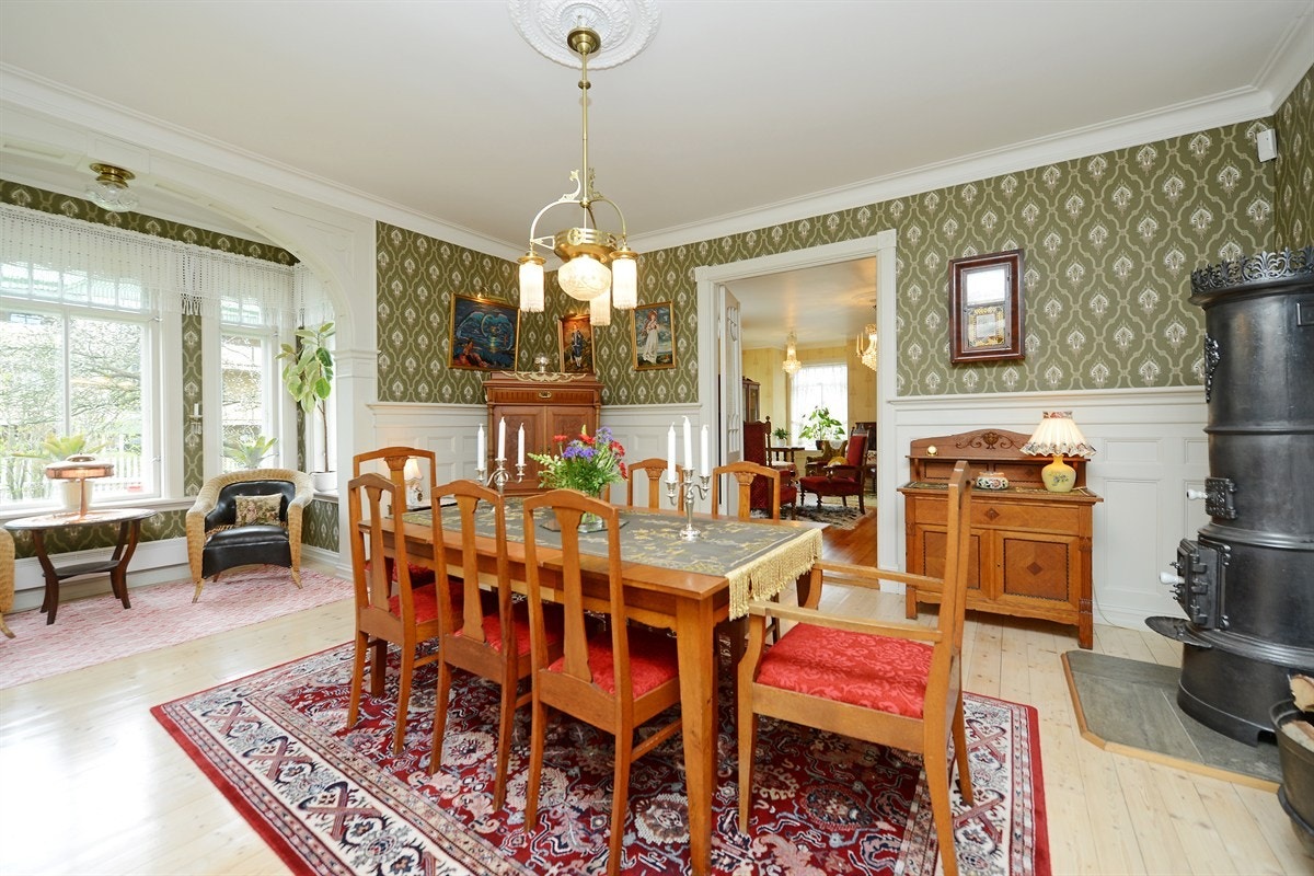 Her er det lakkerte tregulv, originale malte brystningspanel og øvre del av vegg tapetsert med tapet i Galleribilde