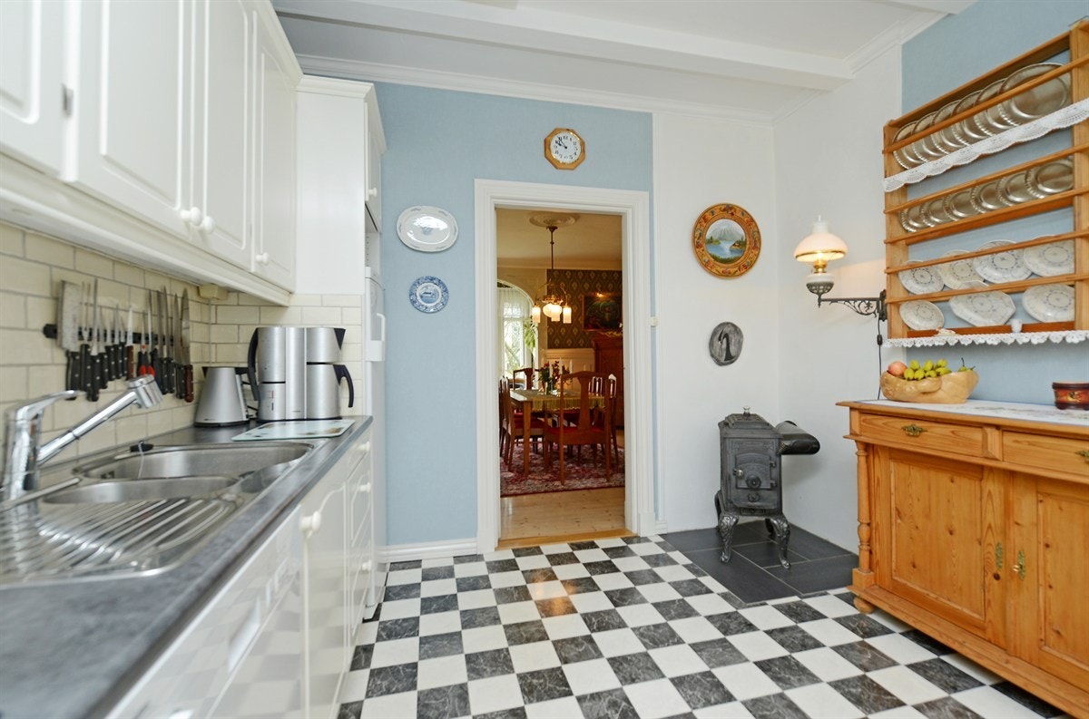 Kjøkkenet har en gammel vedovn og det er utgang til Galleribilde