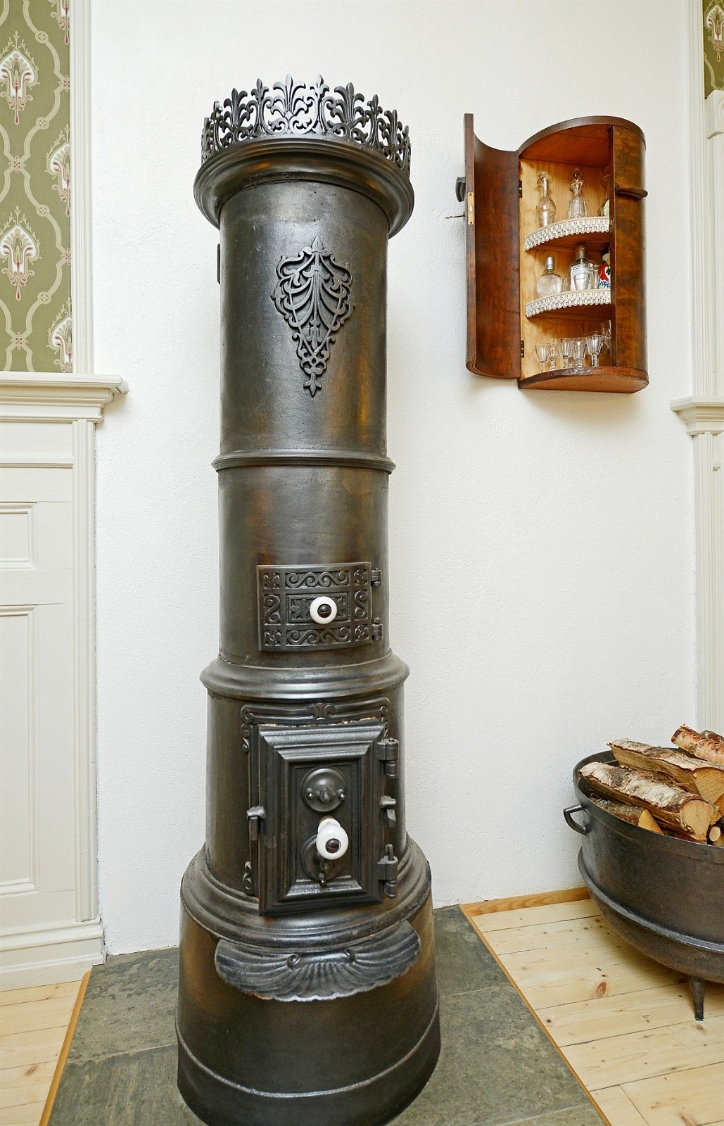 Flott gammel koksovn i spisestue. Galleribilde