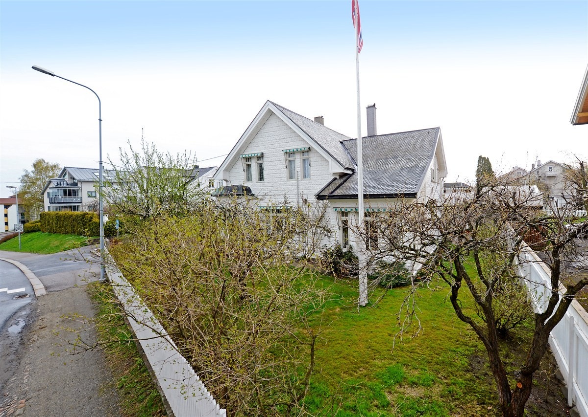 Tomten er meget pent opparbeidet med stakittgjerde, smijernsport, plen, belegningsstein, skifer, flaggstang, frukttrær, hekk m.m. Galleribilde